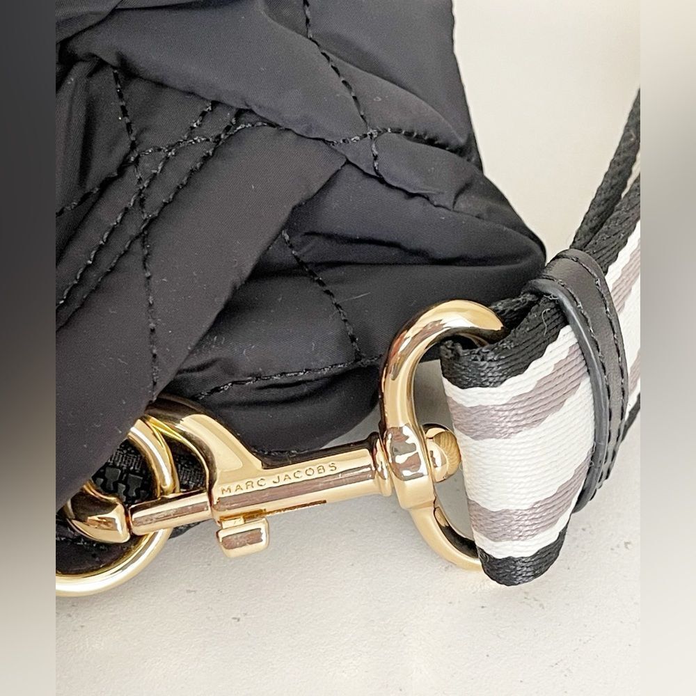 Marc Jacobs quilted puffer Travel Bag with guitar crossbody strap in black - Picture 6 of 16